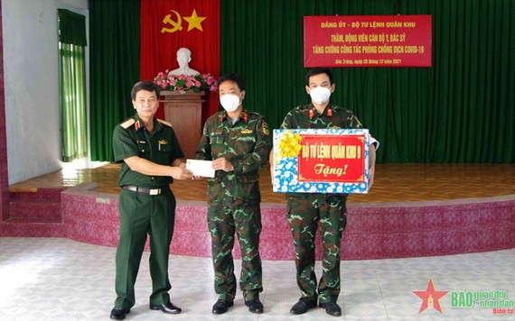 段青春少將探望滀臻省軍事學院並贈送禮物。（圖：人民軍隊報）