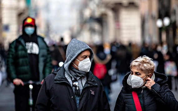 當地時間2021年12月23日，意大利羅馬，民眾在戶外戴口罩出行。（圖：IC Photo）