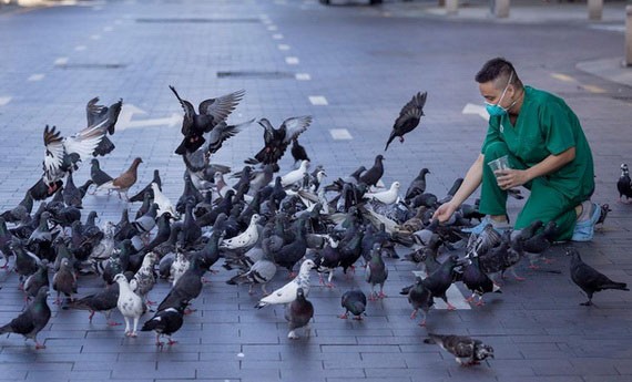 在參加抗疫期間，阮海隆醫生於今年9月30日在第一郡阮惠街難得有平靜時刻。