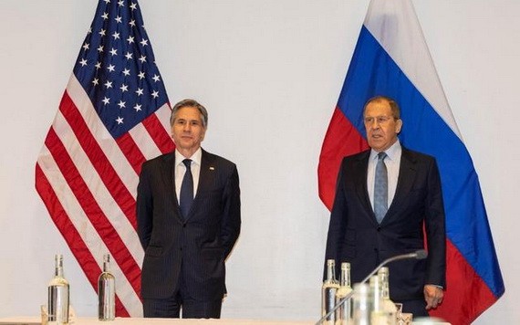圖為 5月19日，美國國務卿布林肯（左）和俄羅斯外長拉夫羅夫在冰島雷克雅未克舉行會晤。（圖：新華社）