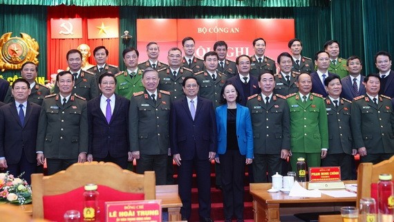 政府總理范明政與公安部領導合影。（圖：越通社）