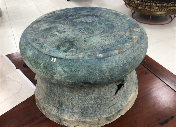 老街省博物館保管的公元前3至2世紀年代的東山文化嘉富銅鼓。（圖：海燈）