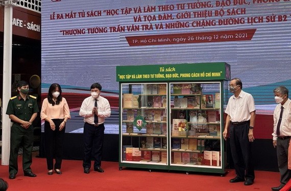 學習與傚法胡志明主席書櫃亮相儀式。（圖：黃雪）