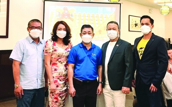 市龍獅協會副主任、第五郡體育中心主任阮玉秀(左三)向人民藝人、周館仁義堂龍獅團團長劉劍昌(右二)祝賀。