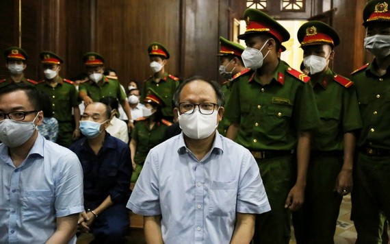 市委原常務副書記畢成剛（中）出庭受審。（圖：）