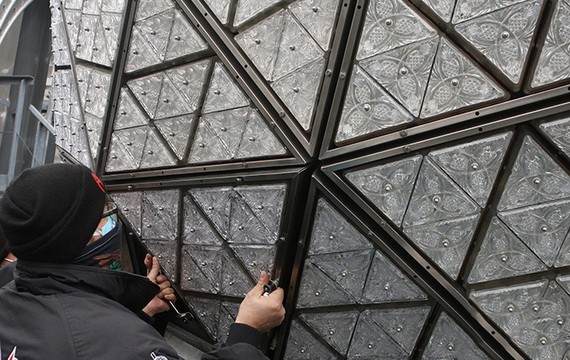 工作人員正在為水晶球安裝的三角形水晶玻璃片。（圖：互聯網）