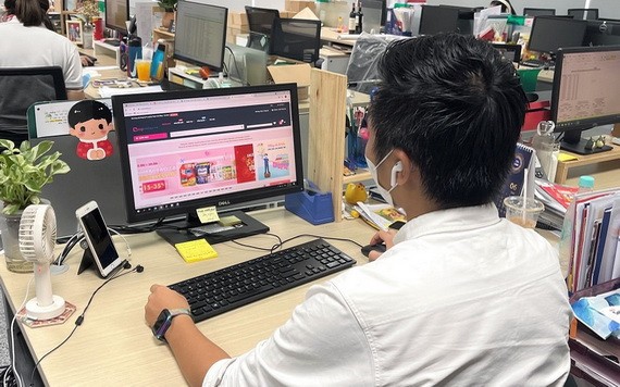 客戶在線選購春節禮籃。