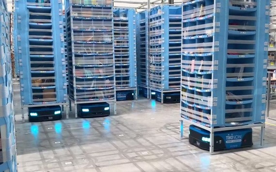 電商平台倉庫使用機器人運輸貨物。（圖：VOV）