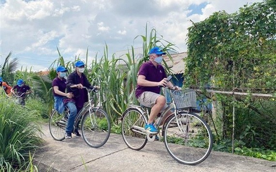 遊客騎自行遊覽芹耶縣的旅遊景點。