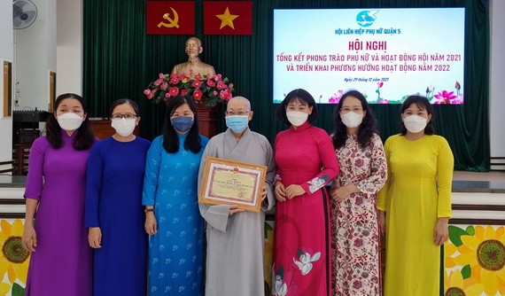 市婦聯會副主席陳氏芳華(右三)與第五郡婦聯會主席陳氏雪幸(右五)、觀音精舍監院 釋振淨(悟淨)法師合照(右四)。