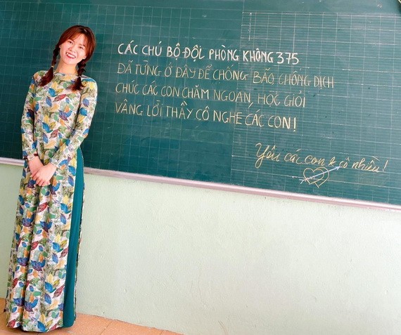 徵女王小學教師們拍照留念。