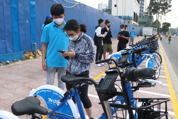 市民興奮前往第一郡黎利街Tax商場的公共自行車停泊場體驗這種交通工具。