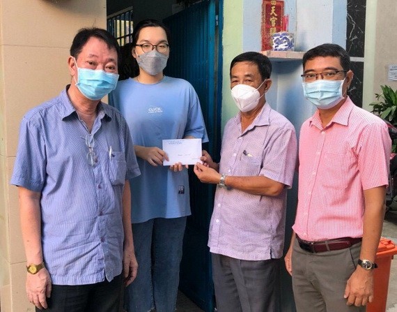 茶山慶雲南院住持周華邦（左一）與地方領導向華人子弟頒發阮友壽獎助學金。