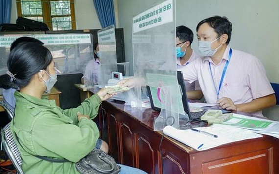 民眾到奠邊省奠邊縣清倫鄉社會政策銀行進行交易。