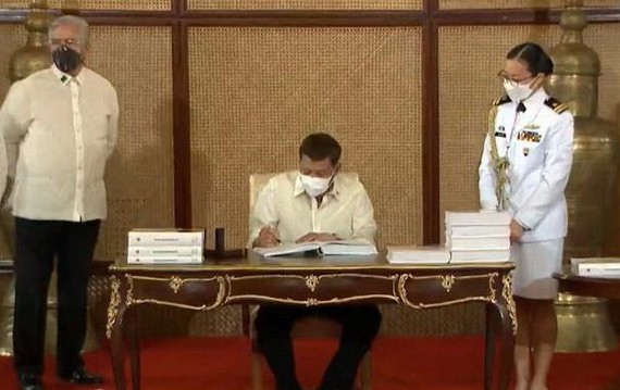 菲律賓總統杜特爾特12月30日簽署2022年國家預算案，金額達5.024萬億菲律賓比索(約合近1000億美元)。（圖：菲律賓新聞部）