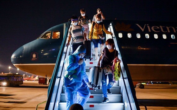 從柬埔寨金邊飛往本市國際航班抵達新山一機場。（圖：VNA）