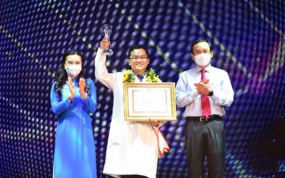 市委書記阮文年向腫瘤醫院何孝忠醫生頒獎。（圖：TTO）