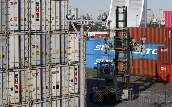 圖為日本東京都品川區東京港內堆放的集裝箱。（圖：共同社）
