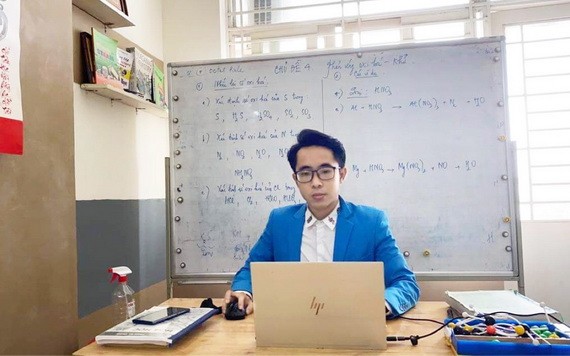 線上教師的服裝也須如面對面教學那般整齊和舉止大方。圖為第七郡黎聖宗高中學校教師范黎清正在線上教學。