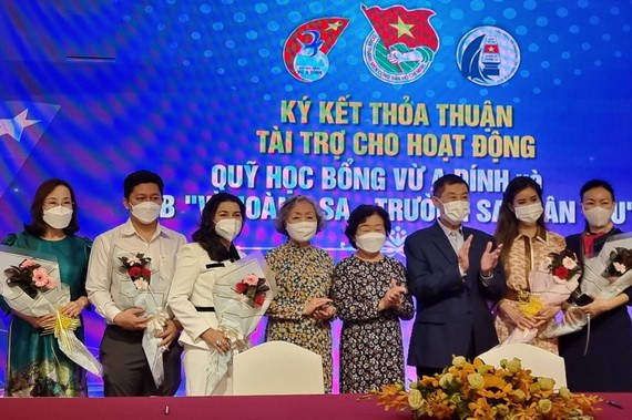 原國家副主席張美華(右四)向熱心人士送花致謝。