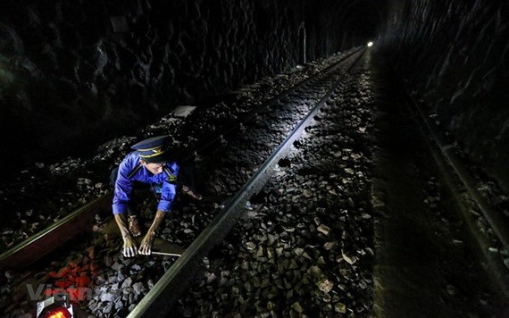 鐵路巡邏人員正在檢查國家鐵路軌道基礎設施。（圖：越通社）