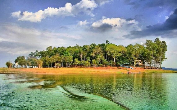 處於治安湖中的鷹島－同祥島。