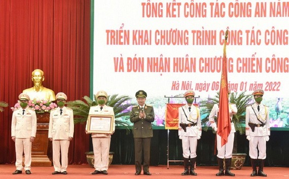 公安部長蘇霖大將向河內公安頒授一等戰功勳章。（圖：新河內報）