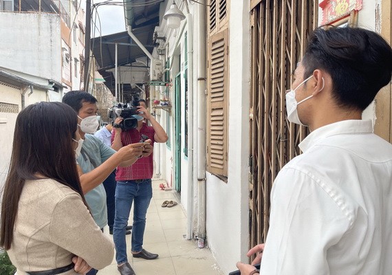 VTV5採訪餘樂里內的華人街坊蔡鎮壕。