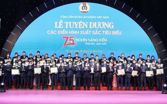 在“7萬5000個創意”運動中，政府總理范明政與獲表彰的個人合影。