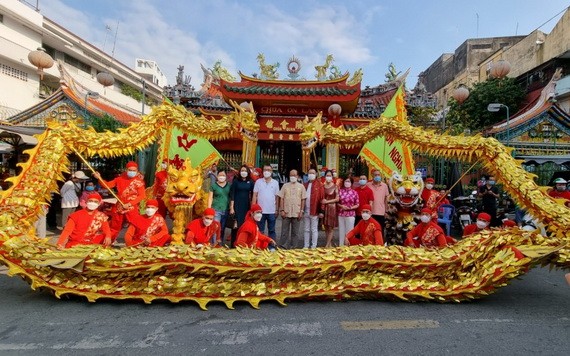 仁義堂龍獅團在溫陵會館(觀音廟)前表演。