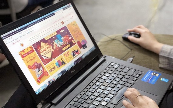 消費者在網上購物。