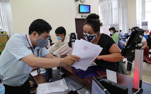 自二〇二二年一月一日起，幹部、公務員、職工的每月基準薪仍保持為一百四十九萬元。