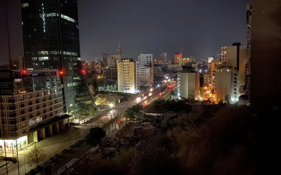 依靠私人發電機亮燈的貝魯特。（圖：互聯網）