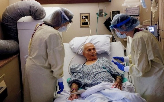 圖為在美國俄亥俄州一家醫院的隔離醫療單元樓層的房間，醫務人員上週三在治療新冠肺炎患者的檔案照。（圖：路透社）