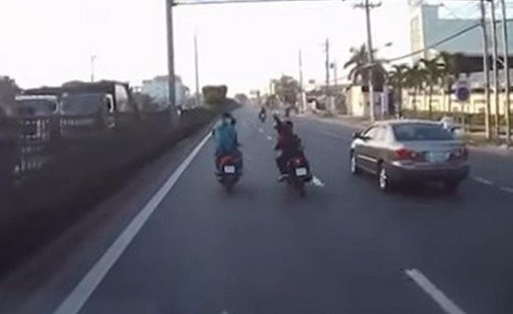 一輛汽車的行車監控錄取了兩輛摩托車上的人員手持利器在路上互相追砍的畫面。