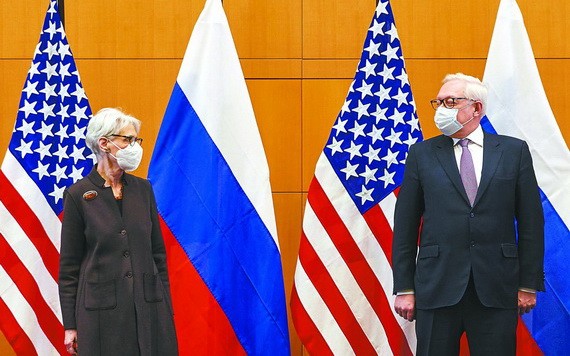 俄副外長里亞布科夫同美國常務副國務卿舍曼在瑞士日內瓦進行會談。