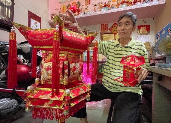 呂均華與他的“紅包作品”。