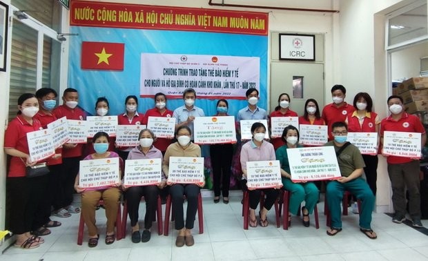 第五郡紅十字會贈送醫保卡 ảnh 1