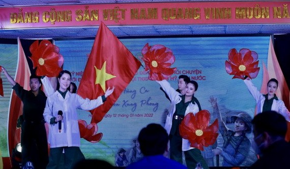 抗美救國青年突擊隊愛國競賽大會親切交談55週年紀念儀式上的文藝表演節目。（圖：寶英）