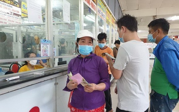 人們在東區車站排隊購買車票返鄉過年。（圖：VNN））