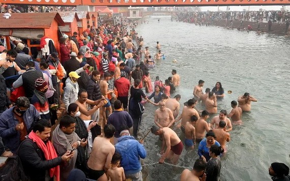 印度教信徒深信神聖的河水會洗清他們的罪過。（圖：路透社）