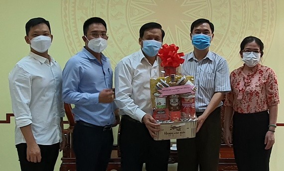 本報與市民族處領導合影。