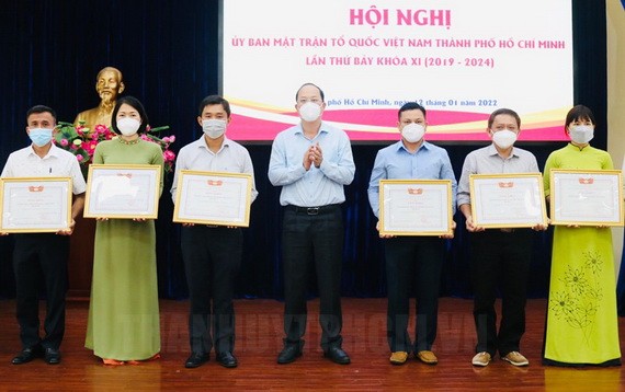 市委副書記阮胡海（中）向取得優異成績的各集體單位頒發獎狀。（圖：市黨部新聞網）