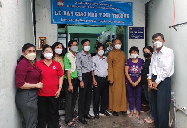 本報向４個華人貧困戶移交溫情屋 ảnh 1