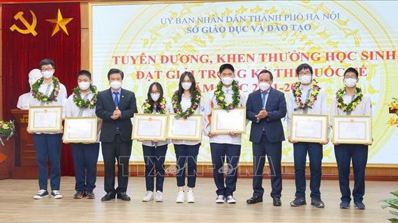 歷次國際比賽取得成績的模範出色學生獲頒發獎狀。（圖：越通社）