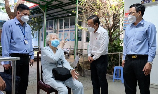 市委常務處委員、市委民運處主任阮友協向民眾噓寒問暖。