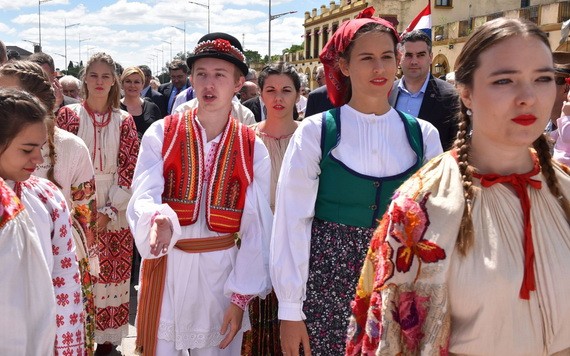 克羅地亞民眾在街上遊行。（圖：互聯網）