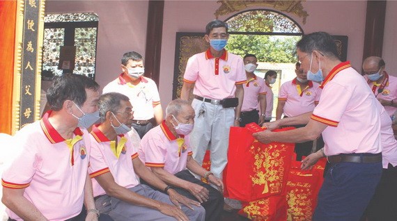 鄭氏宗祠代表向諸位長者贈送新年禮物。