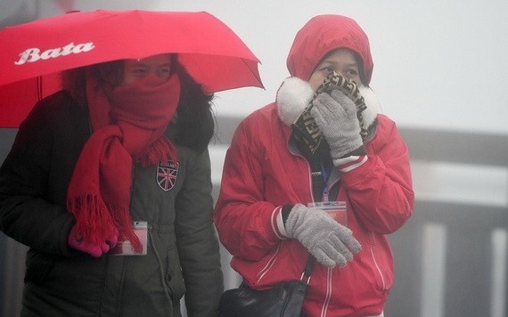 河內市民外出都披上了厚厚的外套。（圖：PV）