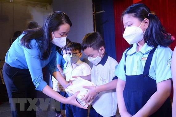 安福成衣公司工人的子弟獲頒發獎學金。（圖：越通社）